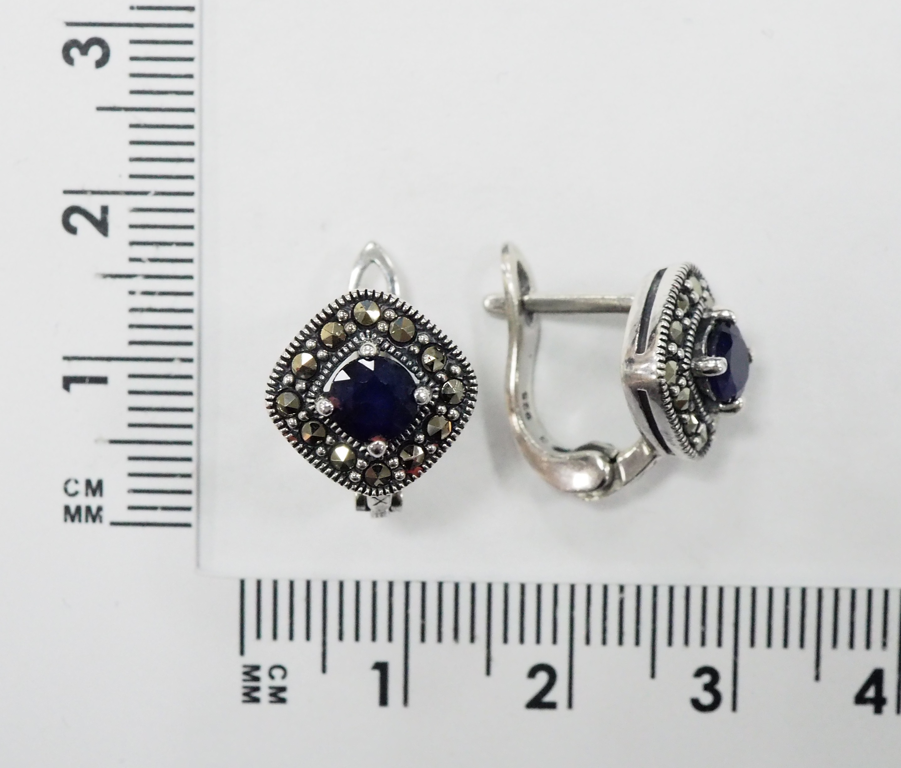 Серебряные серьги 925 пробы; оксидирование; вставки 2 Сапфир 1 U/2; 24 Марказит;